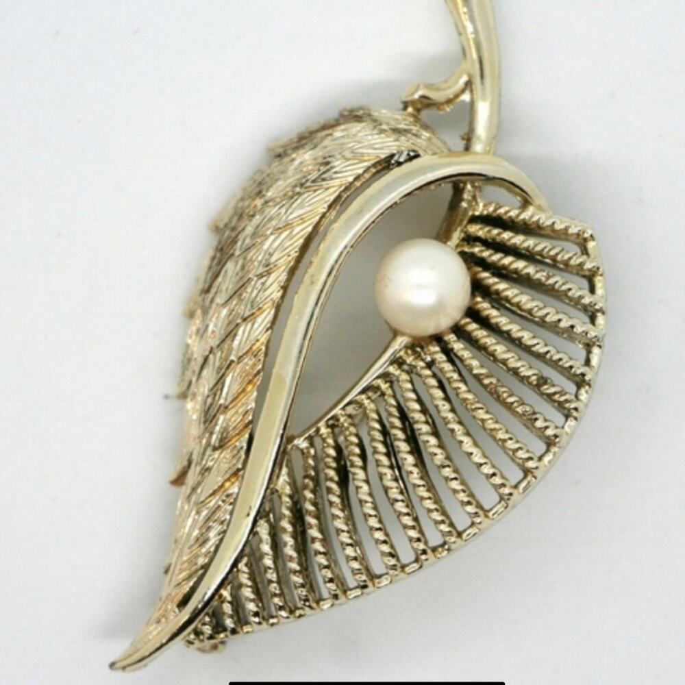 Coro Vintage Pearl Brooch